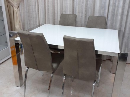 Conjunto mesa Malta y 4 sillas Mia.