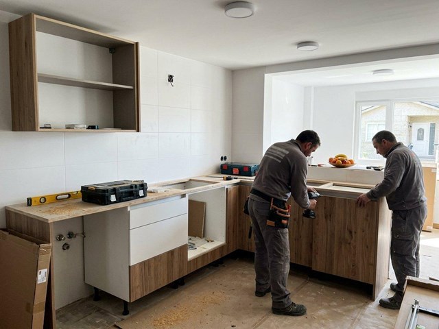 Dejamos lista su cocina con la instalación y montaje de muebles de cocina en Fene