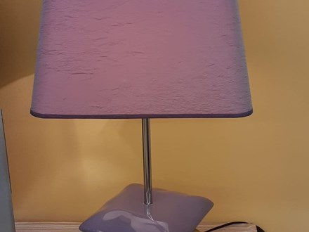 Lámpara sobremesa salón morada