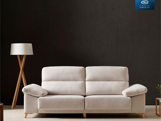 SOFA 3 PLAZAS MD SOL ASIENTOS DESLIZANTES, TAPIZADO EN RAMSES COLOR 7 PATA MADERA NORDICA